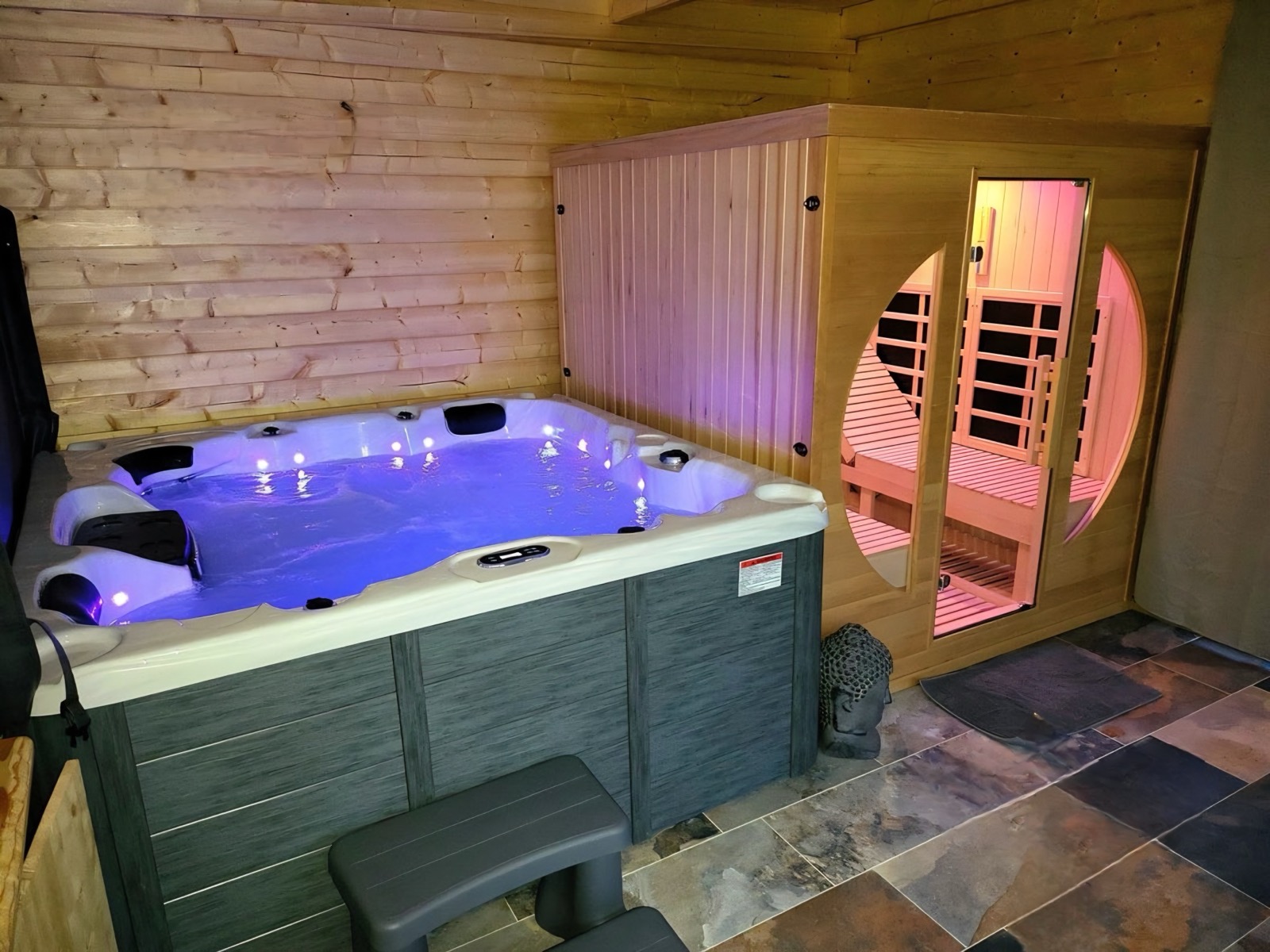 Jacuzzi et sauna dans le chalet en bois