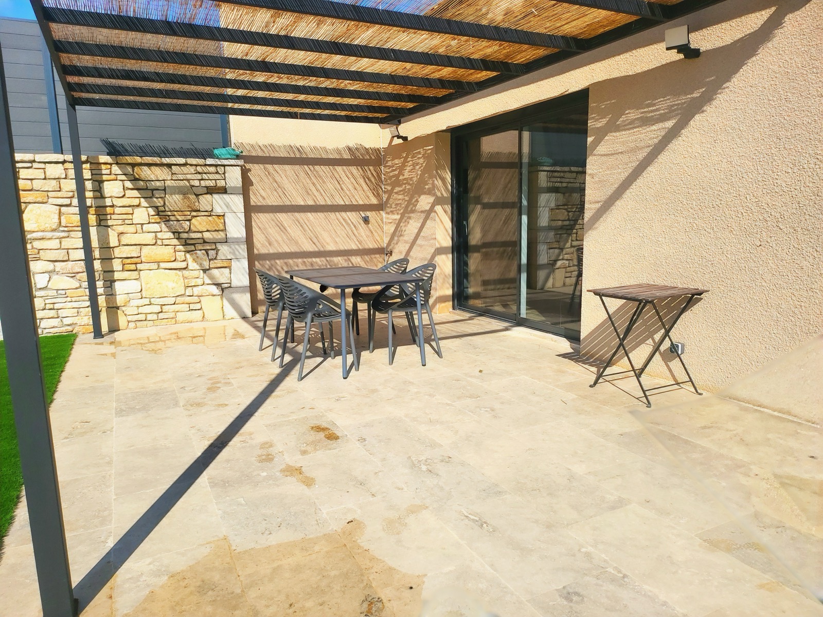 Covered terrace with dining area